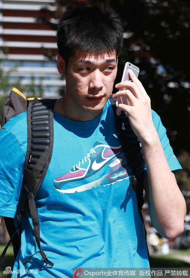 陈林坚和李根在报到现场，两人正与工作人员交流，李根的表情自信而沉稳。