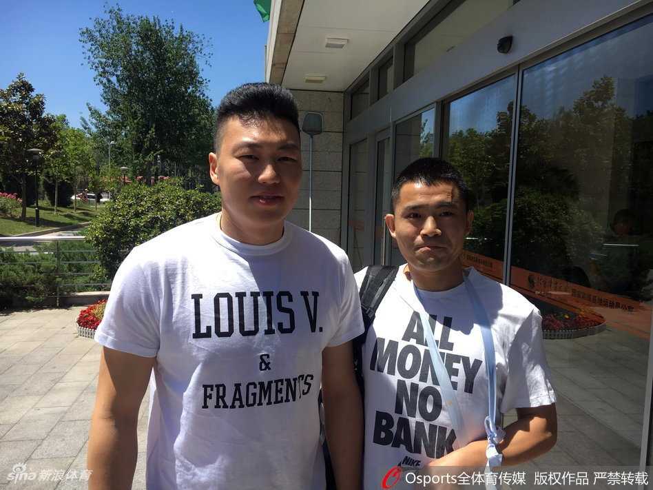 北京体育大学校园内，中国男篮蓝队集训的横幅格外醒目，营造出浓厚的备战氛围。