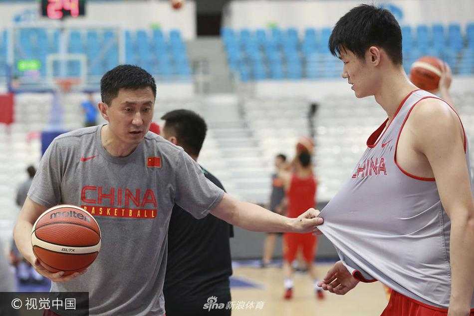 主帅杜锋在训练课上亲自为内线球员做动作示范，神情专注，手势标准，将丰富的比赛经验倾囊相授。