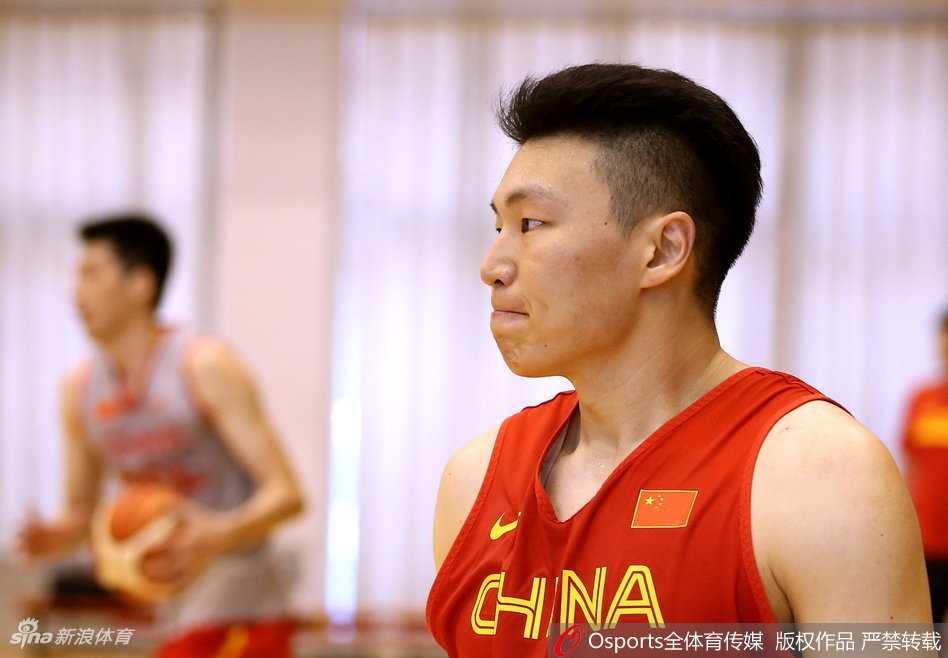 神射手李敬宇在训练间隙进行投篮练习，他出手动作标准流畅，眼神紧盯着飞向篮筐的篮球。