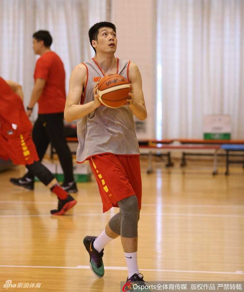 李根持球强行突破队友鞠明欣的贴身防守，两人肌肉紧绷，展现了训练的高强度和真刀真枪的对抗性。