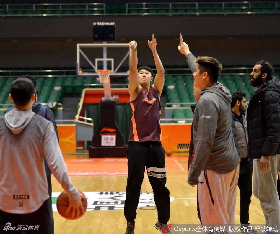 核心哈达迪场边督战,四川金强盼主场止跌 训练结束,队友们陆续离场,哈达迪却独自留了下来,在空荡荡的场地中央做着简单的拉伸,夕阳透过场馆高窗洒在他身上,这位老将正用自己习惯的方式为下一场战斗蓄力。