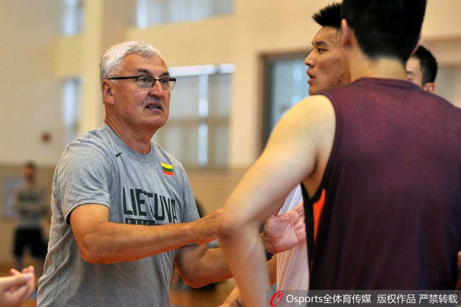 训练间隙，尤纳斯将队员们聚拢在身边，他双手抱胸神情严肃地进行面授机宜，队员们围成一圈认真聆听这位欧洲名帅的战术布置