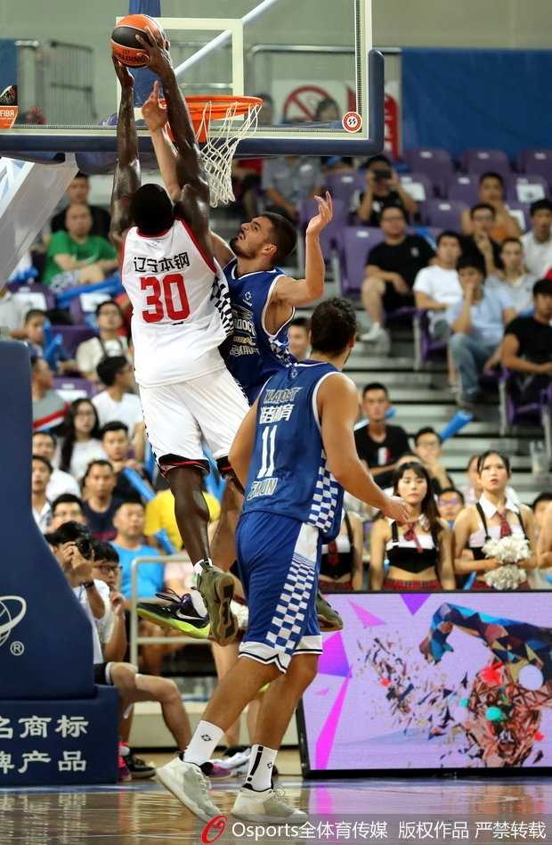 巴斯在赛前训练中神情专注，身体肌肉线条分明，每一次投篮练习都仿佛在为即将到来的暴扣蓄力，眼神中透露出对新赛季的渴望。