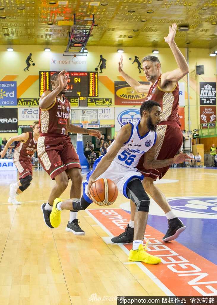 裁判指尖的篮球即将腾空，双方中锋在跳球瞬间如同拉满的弓弦，整个球馆的空气在此刻凝固。