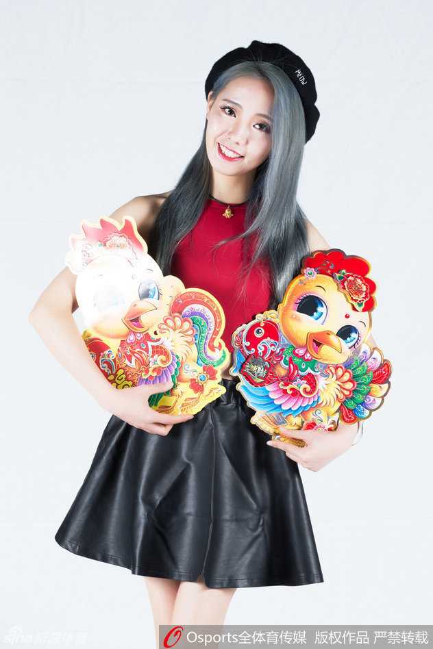 写真画面中，女孩轻撩秀发，背景的红光映衬着如花笑靥，洋溢着浓浓的节日氛围