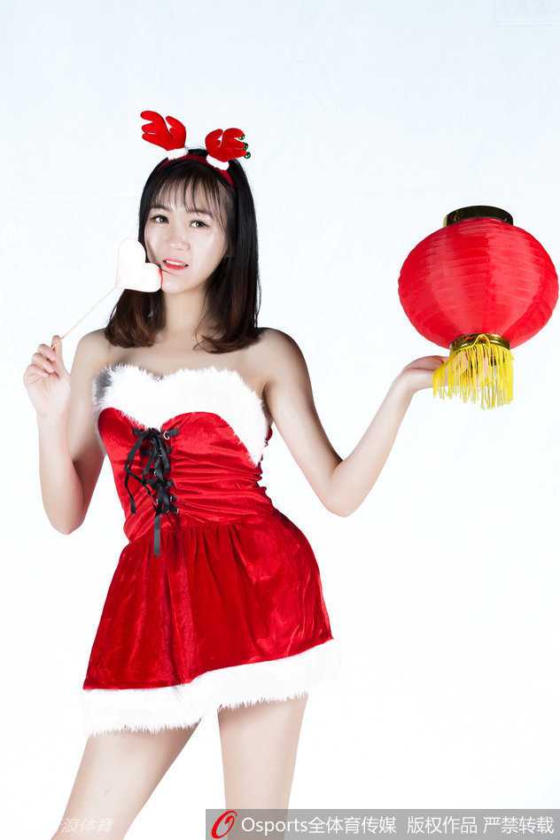 最后一张合影中，女孩们排列错落有致，或甜美浅笑或酷飒撩发，定格下这支青春团队的最美瞬间