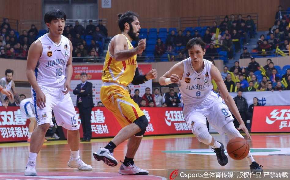 马尚·布鲁克斯在对方两人的夹击缝隙中如灵蛇般突破，眼神坚毅地望向篮筐，整个龙城体育馆似乎都随着他的动作屏住了呼吸