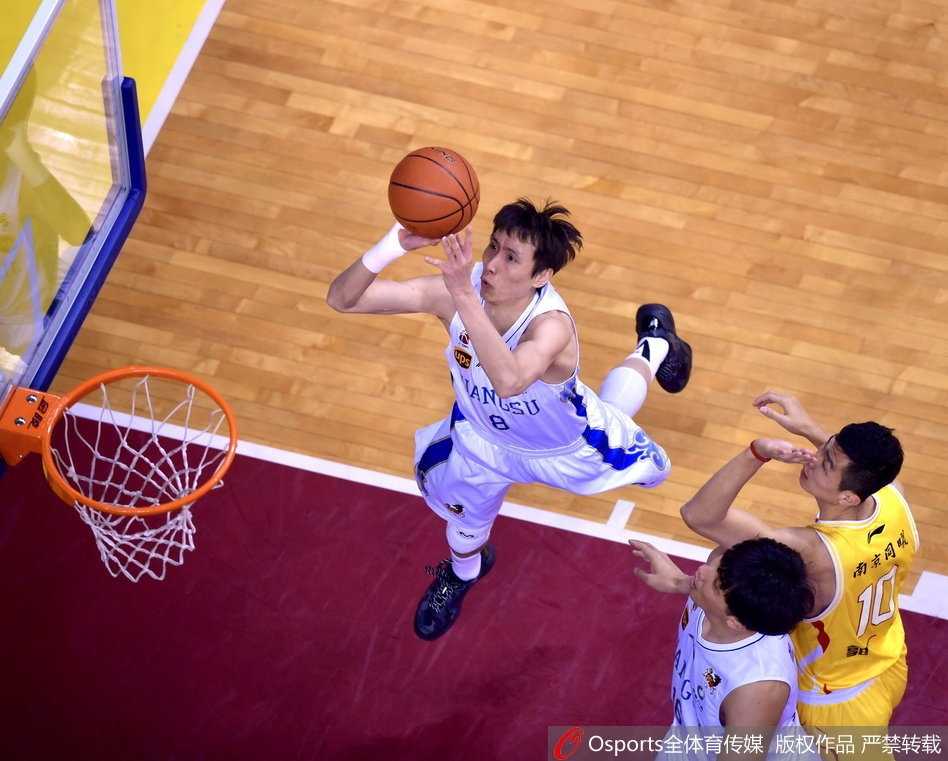 希克森在拉杜利察的长臂干扰下强行上篮，肌肉碰撞的声音仿佛穿透了图片，让人感受到内线搏杀的原始力量