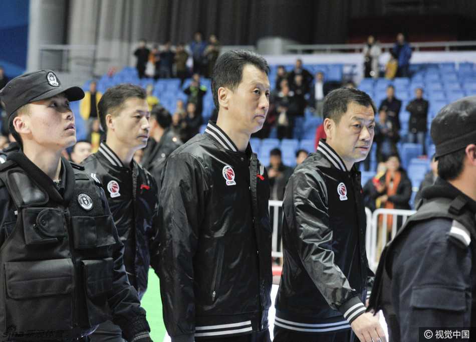 在安保人员的强制簇拥下，身穿深色外套的吕平依然情绪难平，他一边被推搡着离开场地中央，一边回头指向裁判席，口中似乎在继续发泄着心中的不满与怒火。