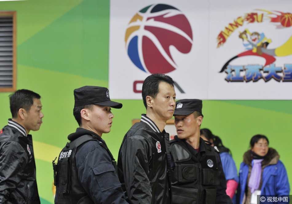 闹剧中心的裁判在混乱中显得颇为无奈，双手紧紧抱住篮球，面对来自球队高层的指责与抢球动作，只能等待安保人员的介入。旁边的球员和工作人员也目瞪口呆。