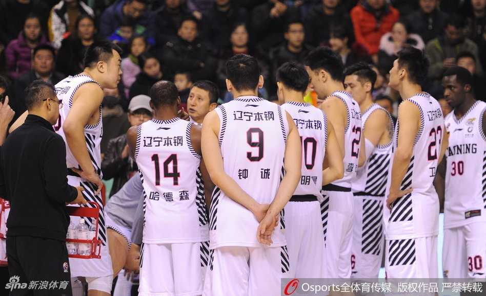 江苏队小将史鸿飞在快攻中顶住辽宁队的追防，顽强地将球送入篮筐并搏得加罚，他全场贡献9分，这次2+1也为江苏队的胜利奠定了坚实的基础。