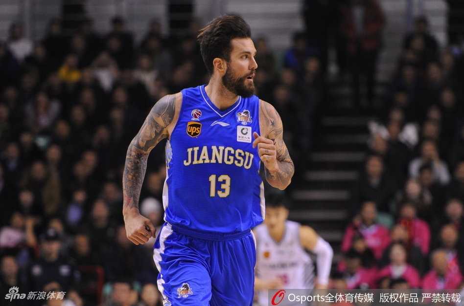 江苏肯帝亚的内线悍将拉杜利察迎着辽宁队的防守，强硬地将球放进篮筐，并造成犯规，他全场砍下25分13篮板，用统治级的表现帮助球队锁定胜局。