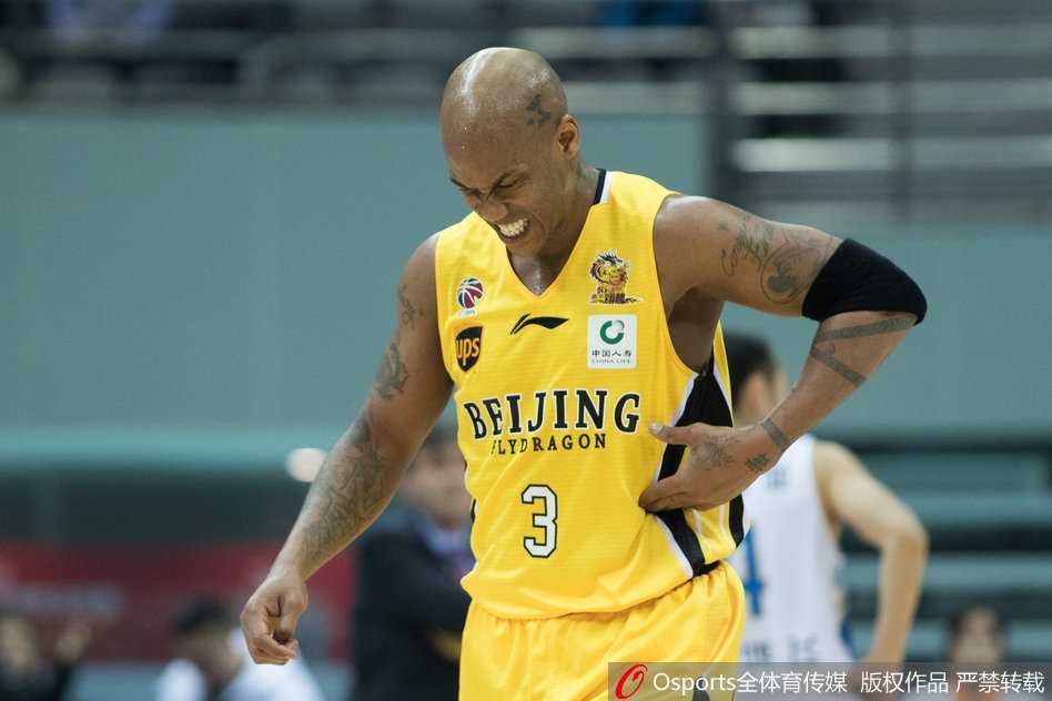 “小科比”布鲁克斯在防守球员的紧逼下，依然自信出手，篮球在空中划出一道完美的弧线。