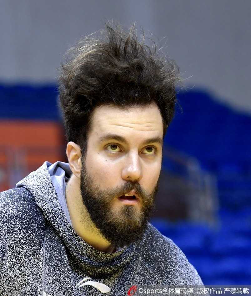 别看拉杜利察长相凶悍，场下的他却是个不折不扣的开心果，对着镜头搞怪耍宝，与场上判若两人，队友们都亲切地叫他‘耐撕’先生。