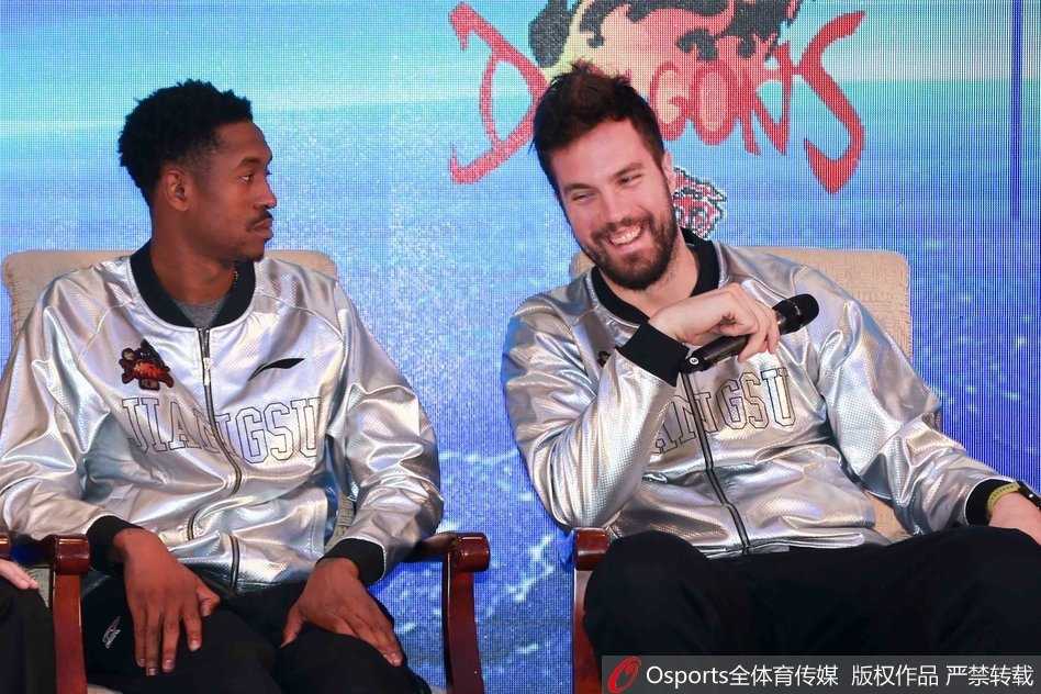 主帅贝西洛维奇在发布会上战术比划，目光如炬，他对这支新老结合的队伍在夏天的磨合表示满意。