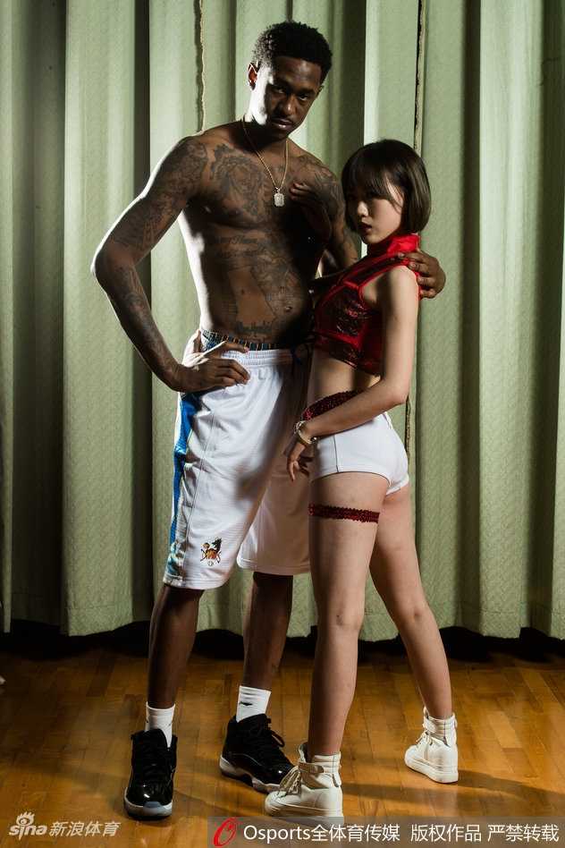 光影交错下，篮球宝贝依偎在“小黑豆”布鲁克斯身旁，刚毅的肌肉线条与柔美的身姿构成了一幅充满张力的画面。