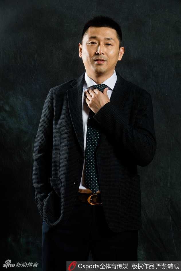 布鲁克斯将篮球宝贝高高托起，如同庆祝胜利的瞬间，这一刻他不是独自战斗的球星，而是与美丽搭档共享荣耀时刻。