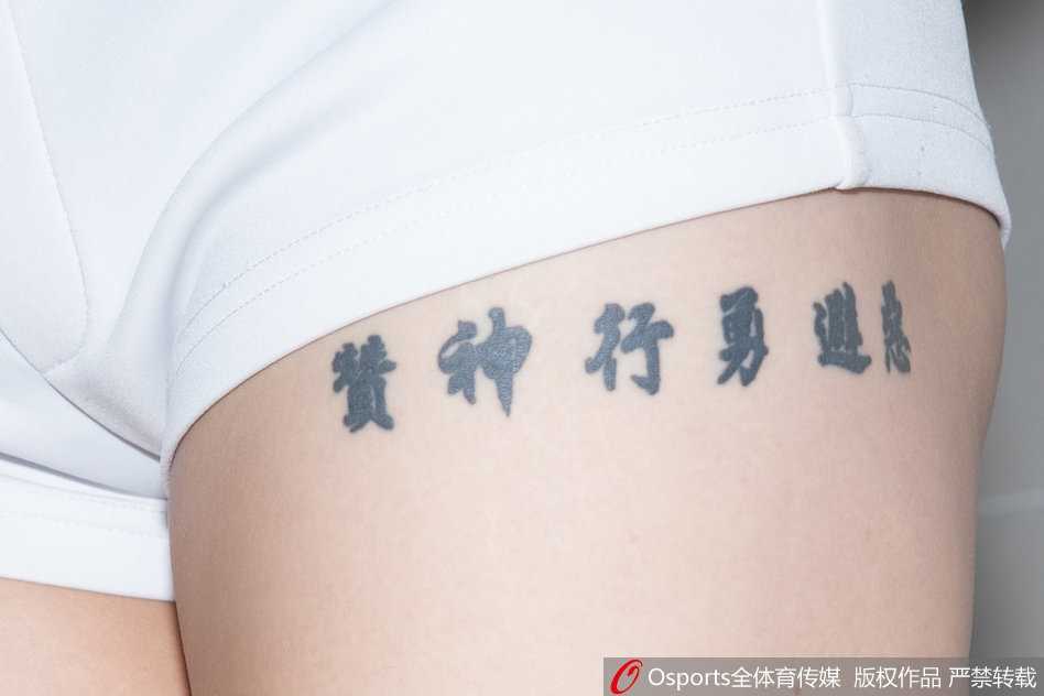 KDancer队员身穿活力动感的表演服，在更衣室的衣柜前舒展身体，一双笔直修长的美腿格外吸睛，自信的姿态仿佛在宣告：赛场也是我们的舞台。