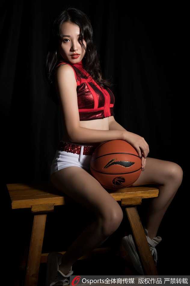 在冷色调的光影中，宝贝们整齐排列，高抬腿的动作定格，展现出啦啦队员扎实的舞蹈功底和充满力量感的身体线条