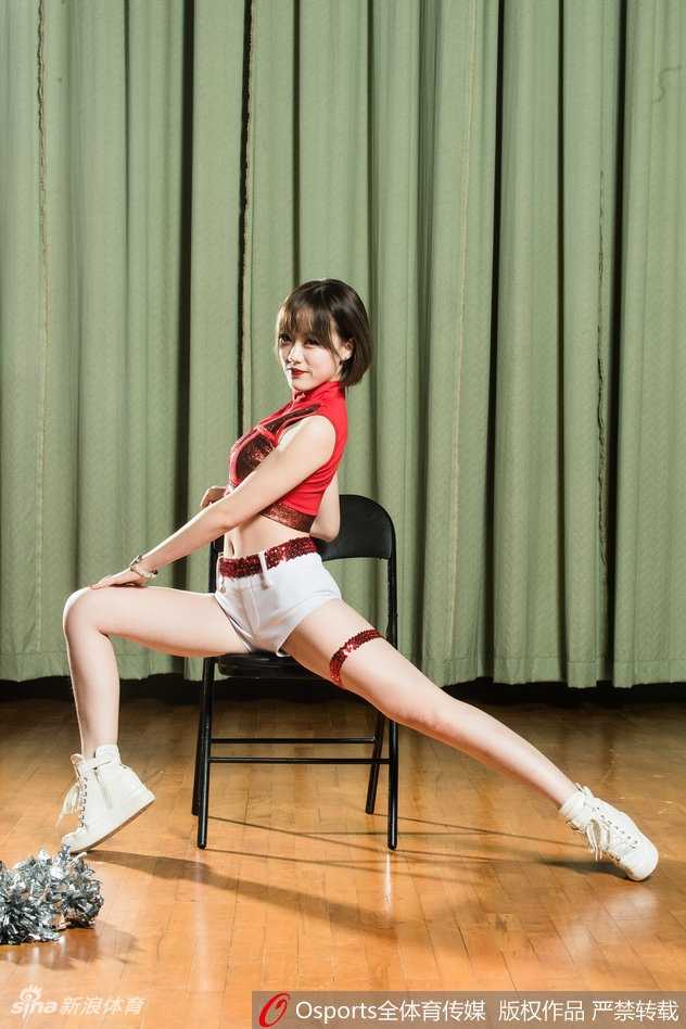 镜头特写下，宝贝的青春脸庞带着俏皮微笑，活力的马尾辫随风轻扬