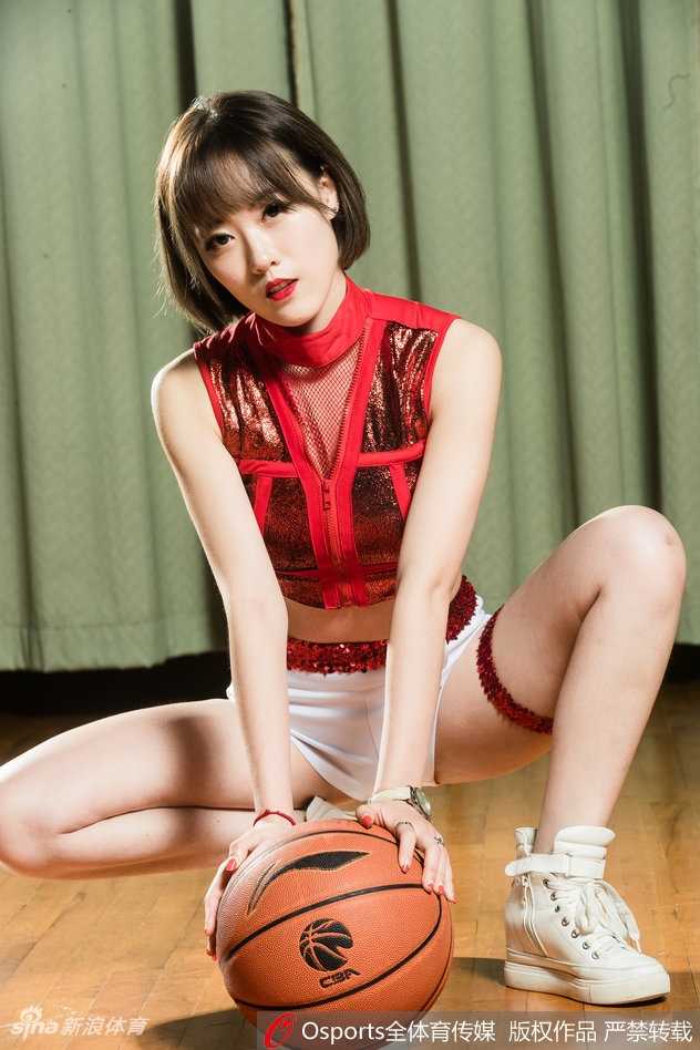 写真中宝贝身着黑色韵律装束，眼神自信而坚定，尽显力量与柔美的结合