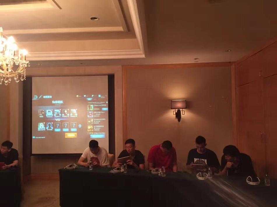 游戏界面中,英雄貂蝉在蓝紫色调的野区中灵活走位,技能花瓣纷飞,她的每一次出击都如同篮球场上灵巧的控卫,在对手的严密防守中寻找一击制胜的突破口。