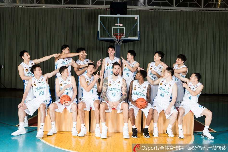 全队将主帅贝西洛维奇围在中间，团结一心。这位斯洛文尼亚教头用三年时间打造出一支防守铁军，他坚信没有明星球员就依靠强硬体系来弥补。