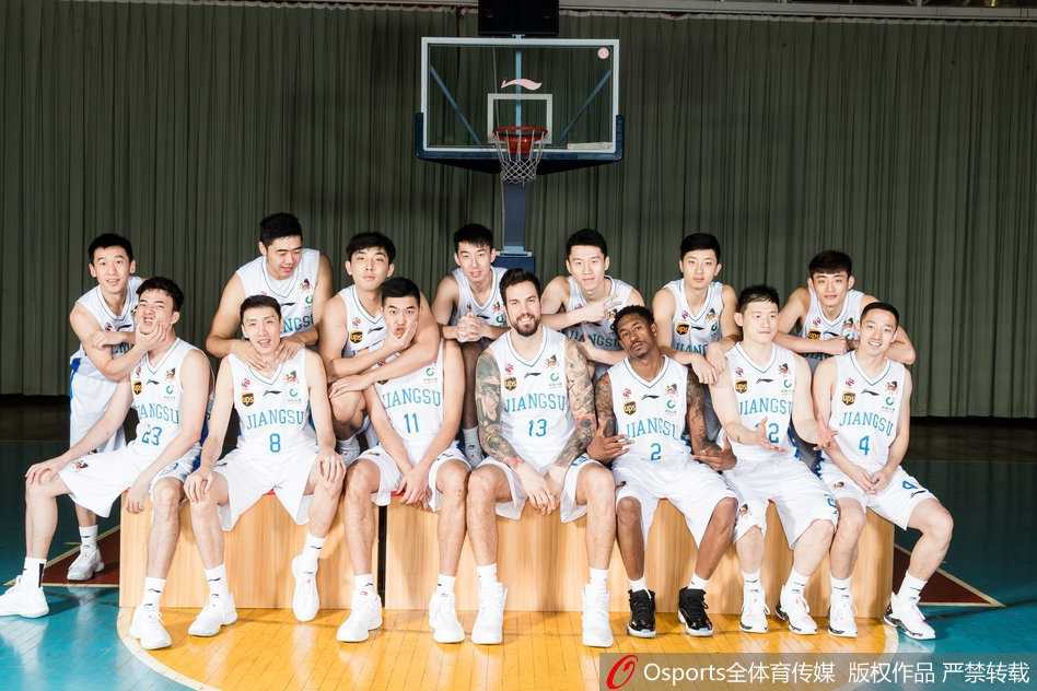 球队灵魂马尚·布鲁克斯在镜头前露出标志性的‘小科比’式微笑，眼神坚毅，蓄势待发，他是江苏队攻城拔寨的锋利尖刀。