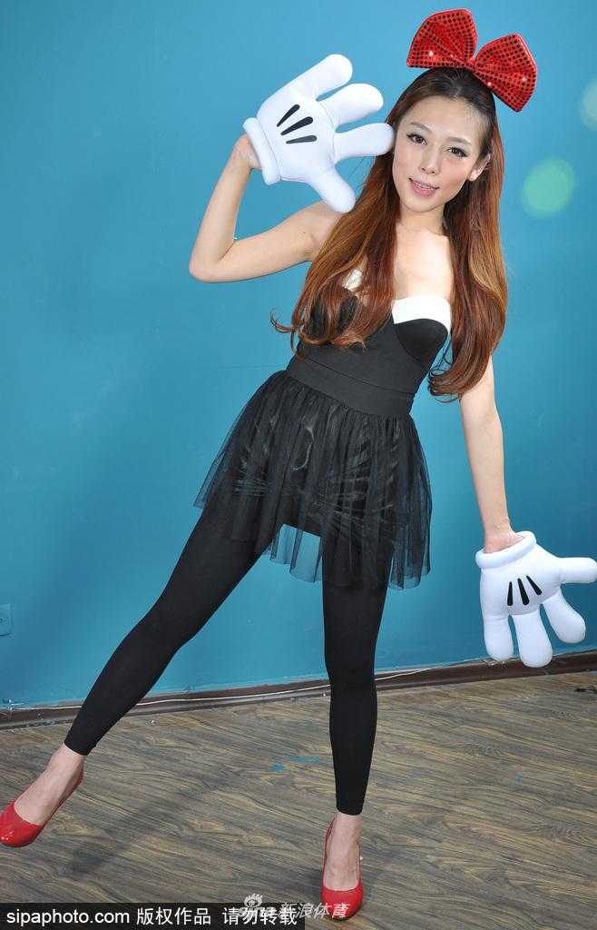 表演结束后，几位篮球宝贝在场上默契地击掌庆祝，即使只是一个简单的动作，她们脸上也带着如阳光般灿烂的笑容，感染力十足。