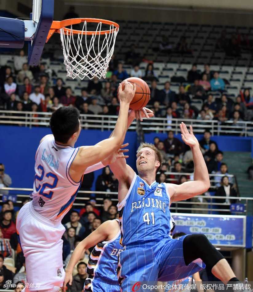 刘晓宇持球面对旧主的严密防守，眼神中充满复杂情绪，这一夜他的每一次运球都伴随着源深体育馆的嘘声与叹息。