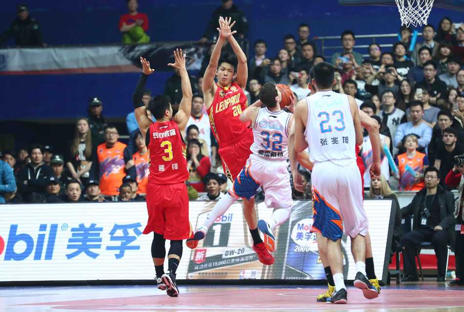 上海队后卫刘晓宇面对防守悍将，做出帅气的交叉步突破，犹如利刃般直插对手腹地