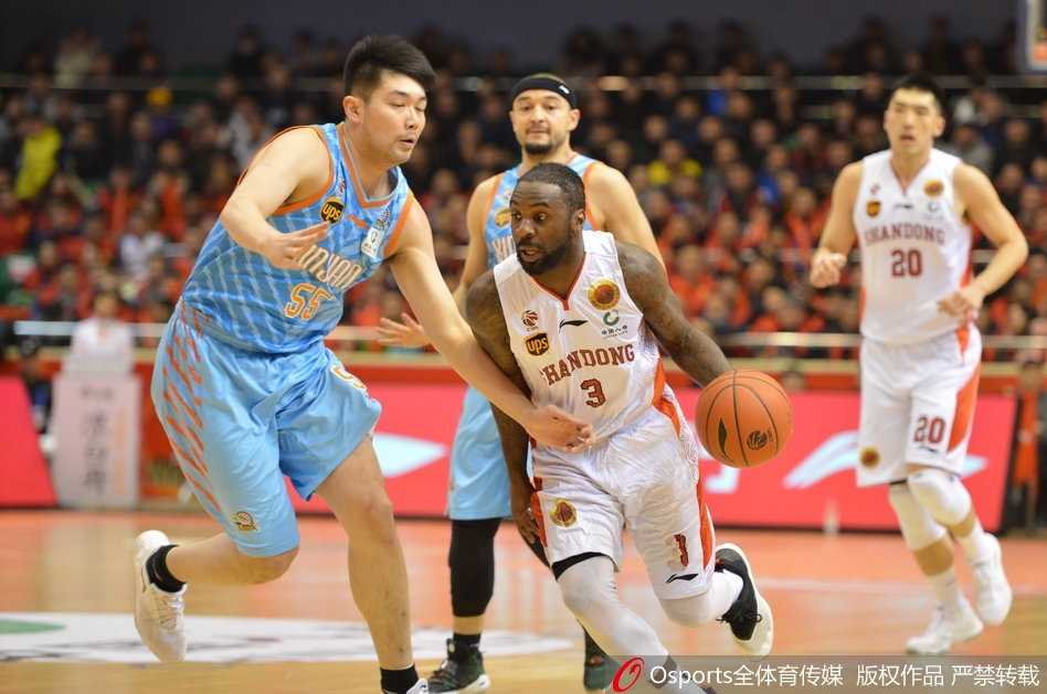 张春军化身全能战士，抢下篮板后迅速发动反击，他的拼劲是山东队取胜的隐形引擎。