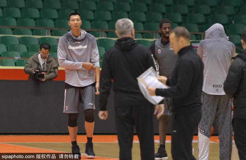 主帅尤纳斯亲自上阵指导队员跑位，他严谨的治军风格和丰富的经验，是这支年轻球队在关键时刻保持冷静、执行战术的最大保障。