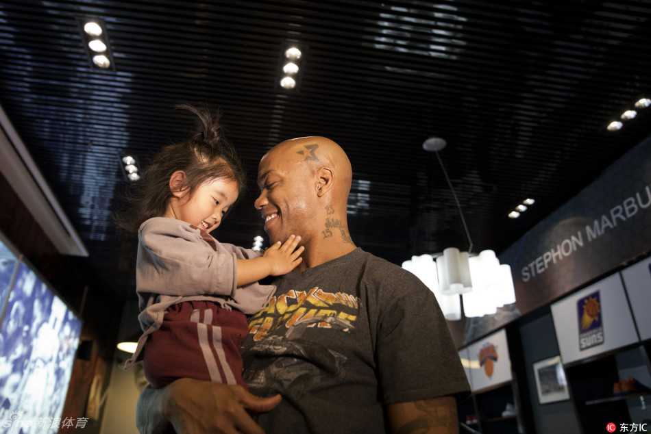 马布里在博物馆内参观自己的个人展区，这里不仅陈列着CBA的奖杯，更有他在NBA时期的珍贵记忆，连接着他的过去与现在。