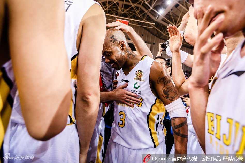 深情亲吻地板，马布里在退役战前俯身留下深情一吻，向这片挥洒了无数汗水的战场做最后的告别。