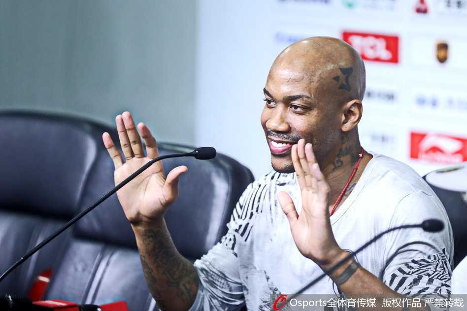 面对众多媒体镜头，马布里在退役发布会上神情专注而坚定，眼中隐约闪烁着对赛场不舍的泪光。