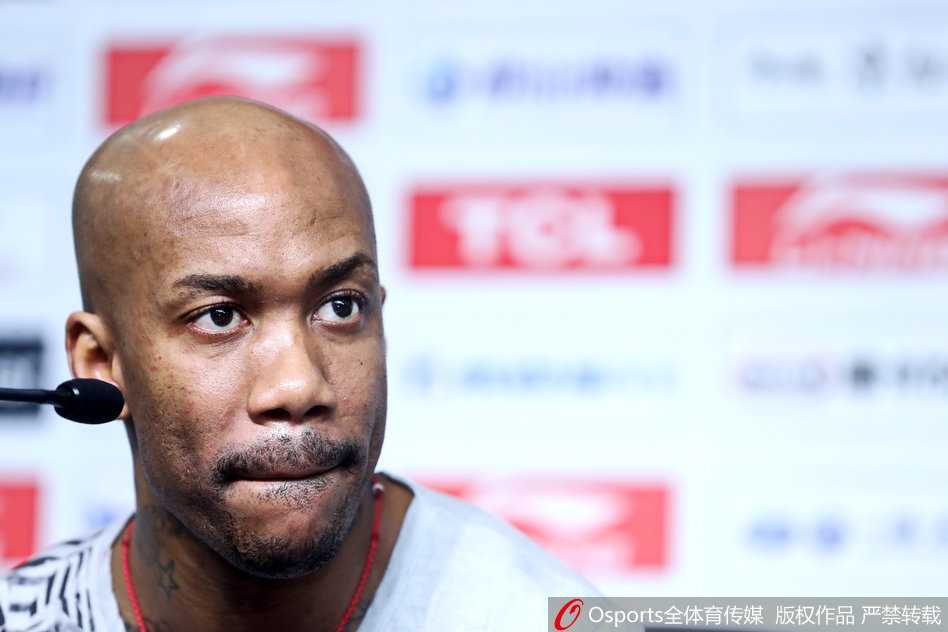 马布里在发布会上双手比出爱心手势，向多年来支持他的中国球迷和北京这座城市表达最诚挚的爱意。