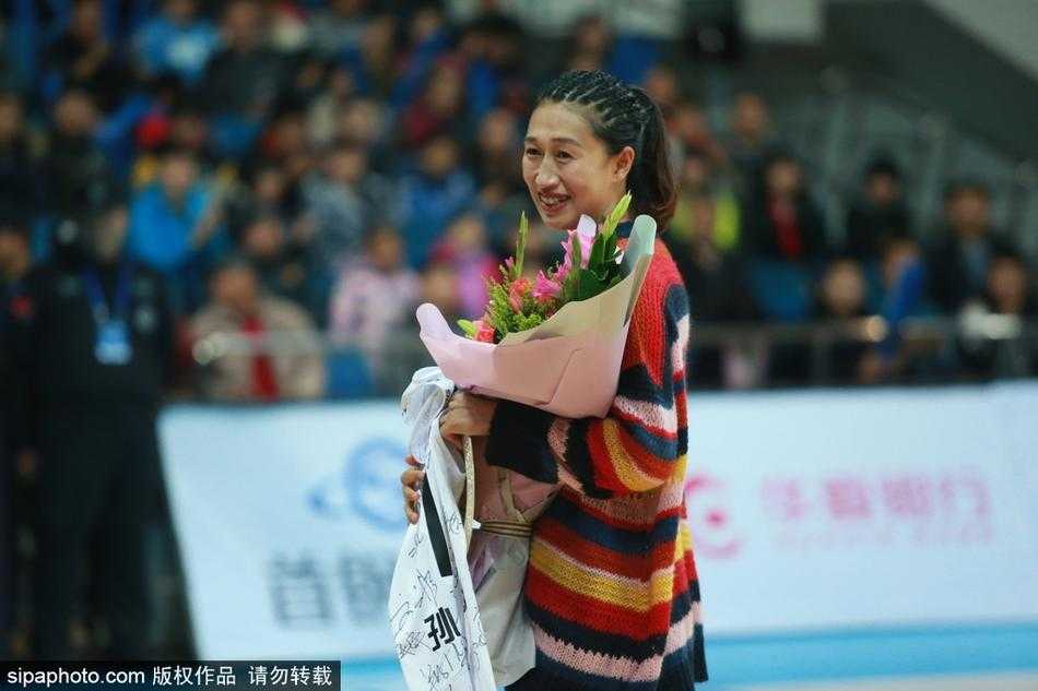 孙晓雨手持鲜花，在退役仪式上向全场球迷挥手致意，背景是巨大的告别海报，这位33岁的老将用最温柔的方式，向挚爱的赛场说了一声再见。