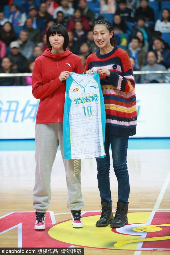 退役仪式上，孙晓雨与昔日的战友张帆紧紧相拥，两人眼含热泪，这件印有她号码的签名球衣，承载着全队对老队长最深厚的情谊与祝福。