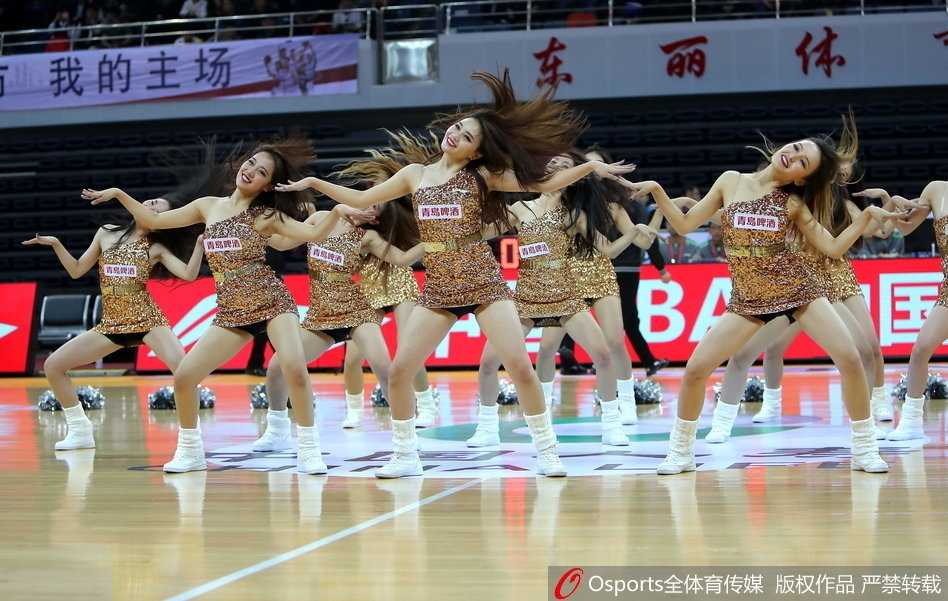 身着亮黄色短裙的篮球宝贝们高高跃起，在赛场中央绽放出如阳光般灿烂的笑容，她们的活力瞬间点燃了全场观众的热情。