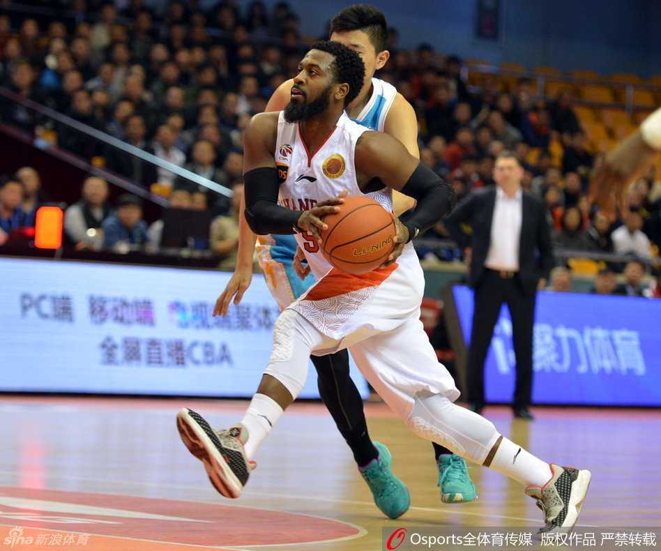 双方球员为了球权奋不顾身倒地，肌肉碰撞的声音仿佛穿透了照片