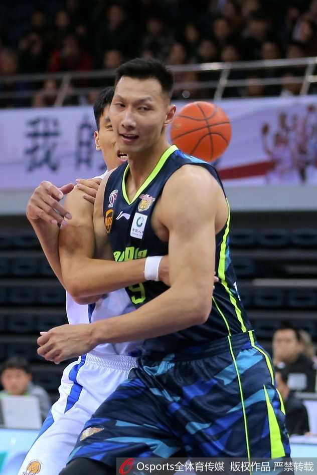 天津外援威廉姆斯在广东队的严密包夹下强行起跳，面对易建联的长臂封盖，他眼神坚毅地完成高难度后仰跳投。