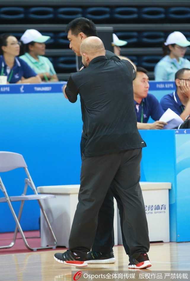 雷蒙外线突施冷箭，面对扑防从容出手，篮球在空中划出优美弧线，直钻网窝。