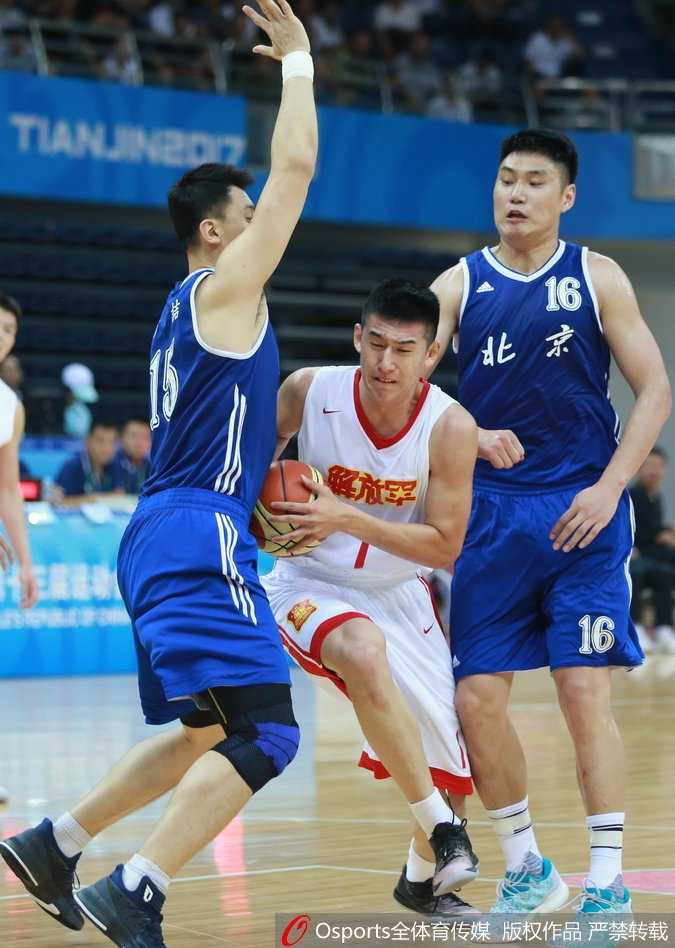 终场哨响，双方球员握手致意，眼神中既有竞争后的余温，也有对彼此的尊重。