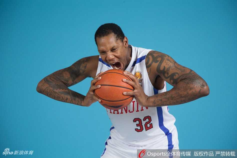 天津荣钢男篮全体成员在训练馆内整齐列队，新赛季的合影定格了这支队伍的崭新面貌，他们目光坚定，蓄势待发