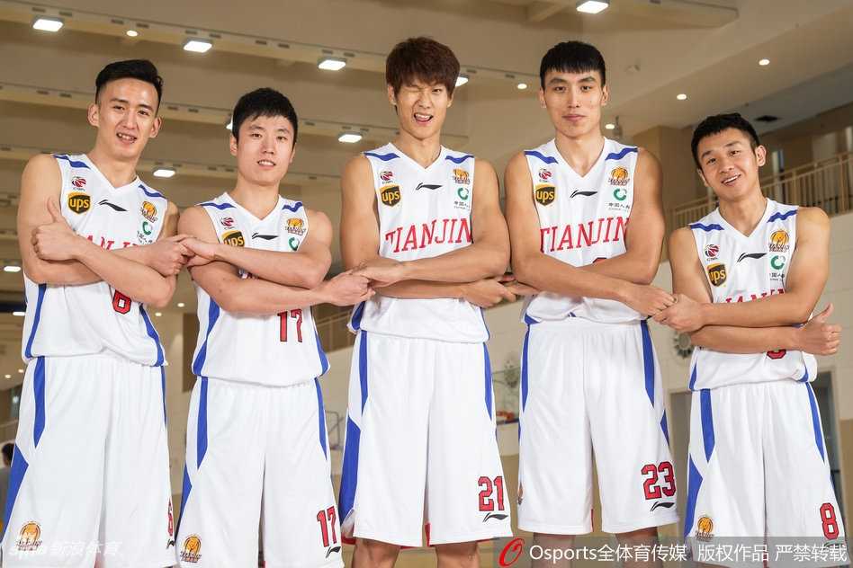 张智涵在底角准备投篮，作为“二龙”之一，他在张楠退役后需要承担更多领袖责任，用稳定的投射帮助球队