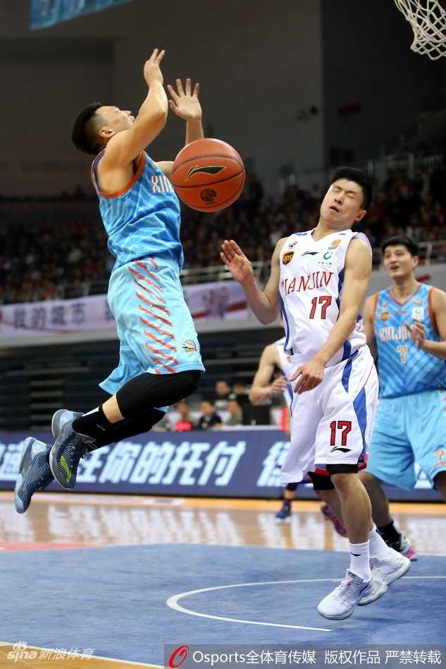 李根被罚出场时，脸上写满了不甘与愤怒，他扭头朝向场内，口中念念有词，队友西热力江赶紧上前，像拉住一头愤怒的公牛般试图让他冷静下来。