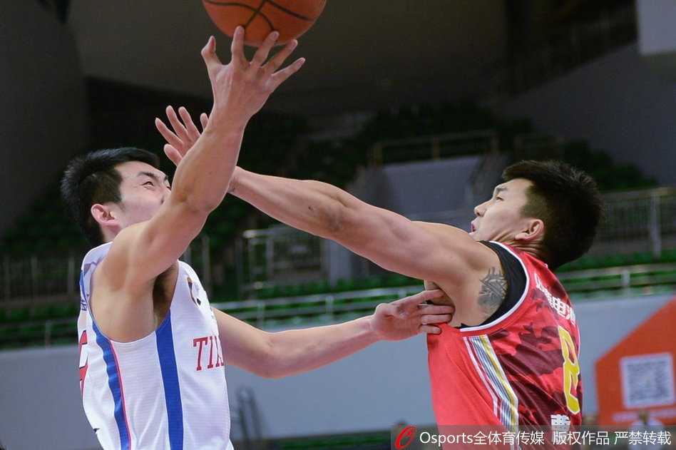 天津队射手张智涵底角三分出手，皮球在空中划出一道彩虹般的优美弧线，空心入网。