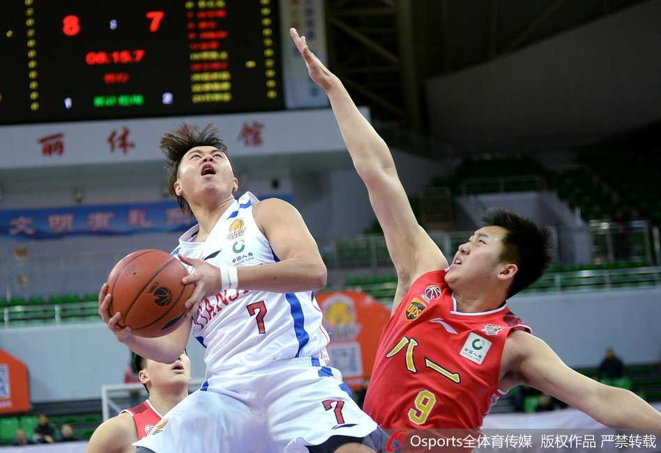 八一队核心刘航初持球背身单打，他用力倚住防守球员，眼神坚定地观察着队友的跑位。